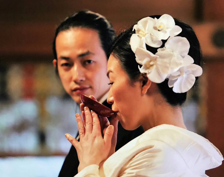 入籍から７年目、子供たちと一緒に神社挙式