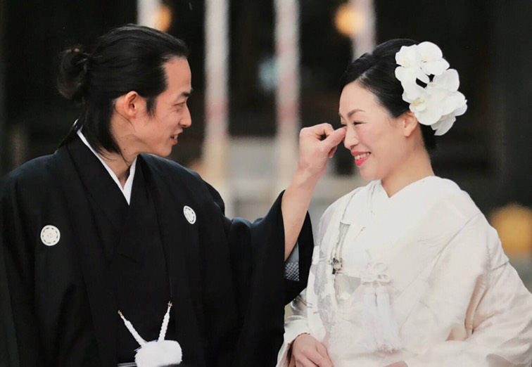 入籍から７年目、子供たちと一緒に神社挙式