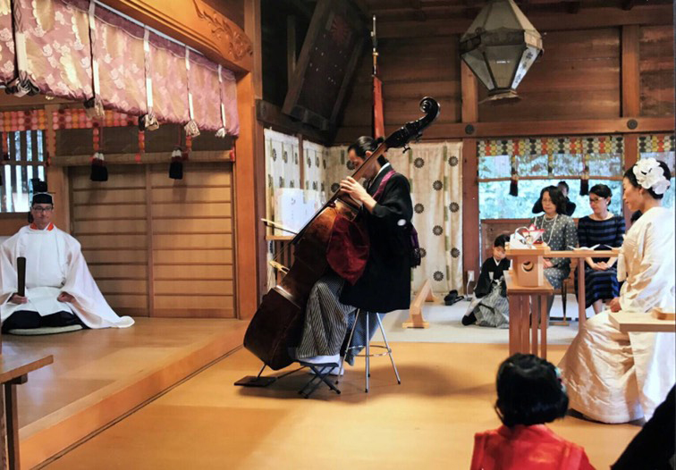 入籍から７年目、子供たちと一緒に神社挙式