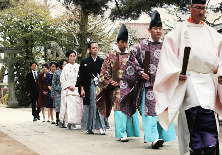 入籍から７年目、子供たちと一緒に神社挙式